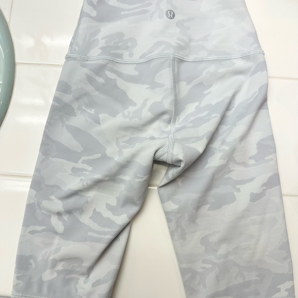 Lululemon Wunder Train Short - Size 0 - Picture 2 of 2
